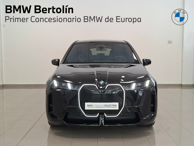 BMW iX xDrive45 color Negro. Año 2025. 300KW(408CV). Eléctrico. En concesionario Automoviles Bertolin, S.L. de Valencia