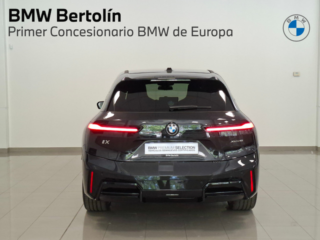 BMW iX xDrive45 color Negro. Año 2025. 300KW(408CV). Eléctrico. En concesionario Automoviles Bertolin, S.L. de Valencia