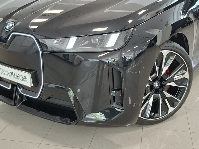 BMW iX xDrive45 color Negro. Año 2025. 300KW(408CV). Eléctrico. En concesionario Automoviles Bertolin, S.L. de Valencia