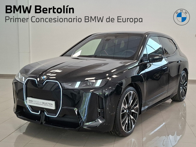 BMW iX xDrive45 color Negro. Año 2025. 300KW(408CV). Eléctrico. En concesionario Automoviles Bertolin, S.L. de Valencia