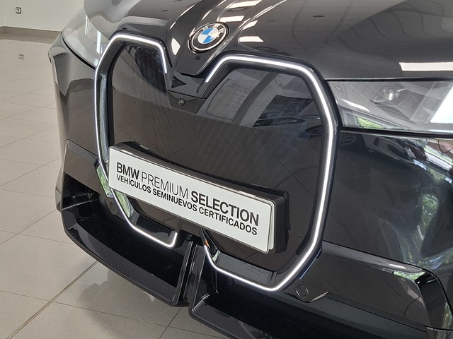 BMW iX xDrive45 color Negro. Año 2025. 300KW(408CV). Eléctrico. En concesionario Automoviles Bertolin, S.L. de Valencia