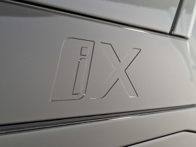 BMW iX xDrive45 color Negro. Año 2025. 300KW(408CV). Eléctrico. En concesionario Automoviles Bertolin, S.L. de Valencia