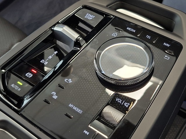 BMW iX xDrive45 color Negro. Año 2025. 300KW(408CV). Eléctrico. En concesionario Automoviles Bertolin, S.L. de Valencia