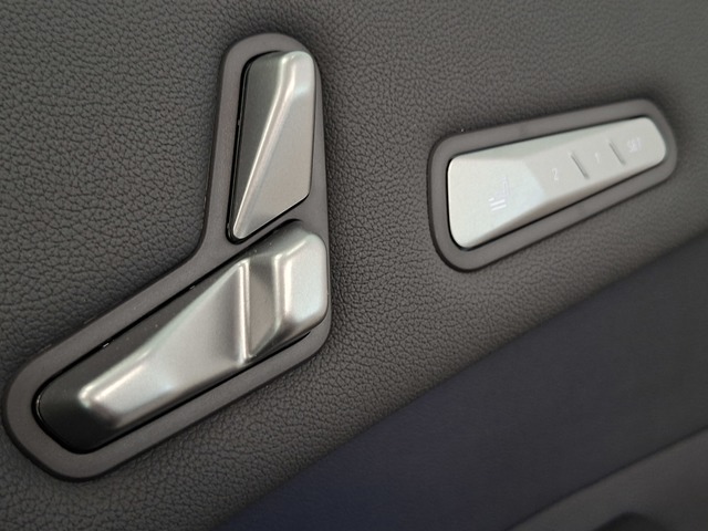 BMW iX xDrive45 color Negro. Año 2025. 300KW(408CV). Eléctrico. En concesionario Automoviles Bertolin, S.L. de Valencia