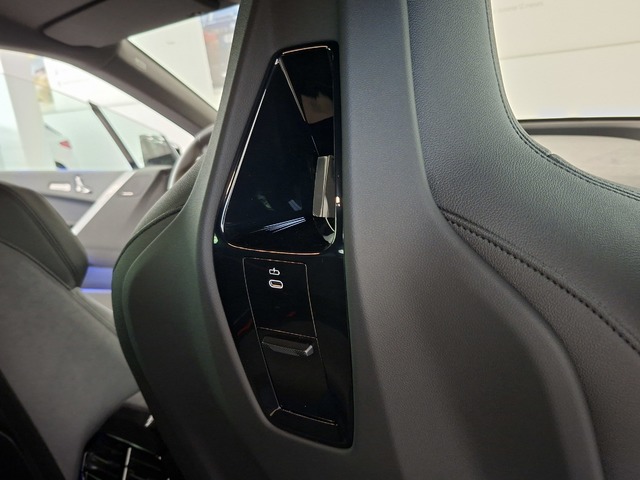 BMW iX xDrive45 color Negro. Año 2025. 300KW(408CV). Eléctrico. En concesionario Automoviles Bertolin, S.L. de Valencia