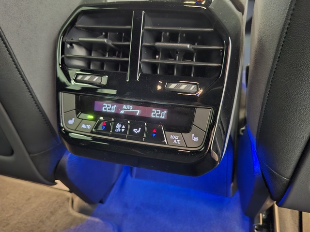 BMW iX xDrive45 color Negro. Año 2025. 300KW(408CV). Eléctrico. En concesionario Automoviles Bertolin, S.L. de Valencia