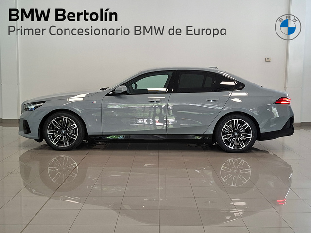 BMW i5 eDrive40 color Gris. Año 2025. 250KW(340CV). Eléctrico. En concesionario Automoviles Bertolin, S.L. de Valencia