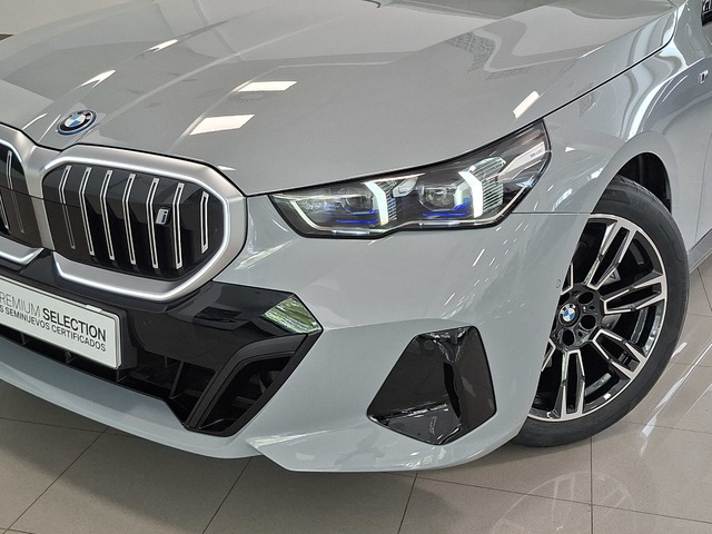 BMW i5 eDrive40 color Gris. Año 2025. 250KW(340CV). Eléctrico. En concesionario Automoviles Bertolin, S.L. de Valencia