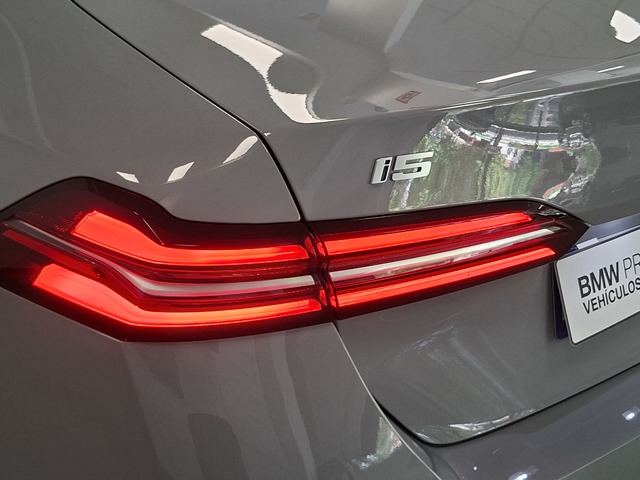 BMW i5 eDrive40 color Gris. Año 2025. 250KW(340CV). Eléctrico. En concesionario Automoviles Bertolin, S.L. de Valencia
