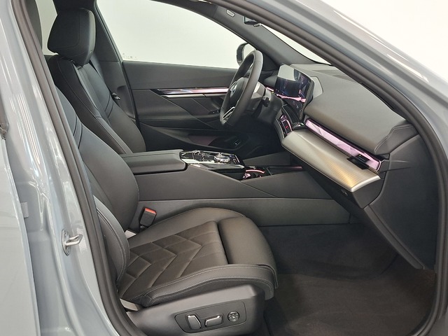 BMW i5 eDrive40 color Gris. Año 2025. 250KW(340CV). Eléctrico. En concesionario Automoviles Bertolin, S.L. de Valencia