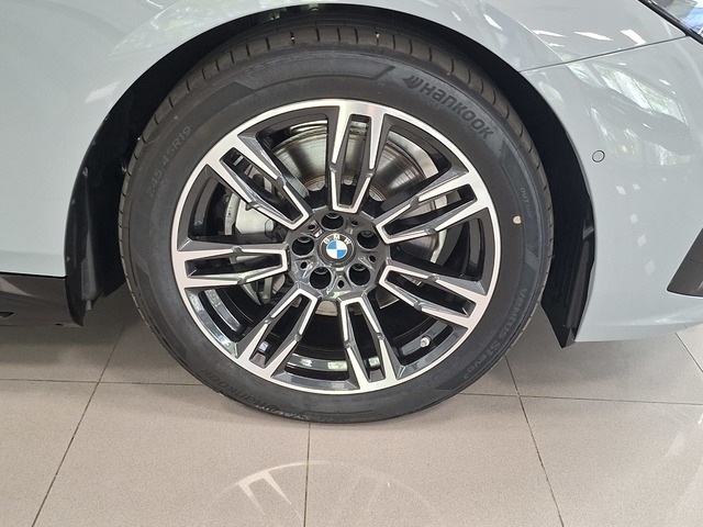 BMW i5 eDrive40 color Gris. Año 2025. 250KW(340CV). Eléctrico. En concesionario Automoviles Bertolin, S.L. de Valencia