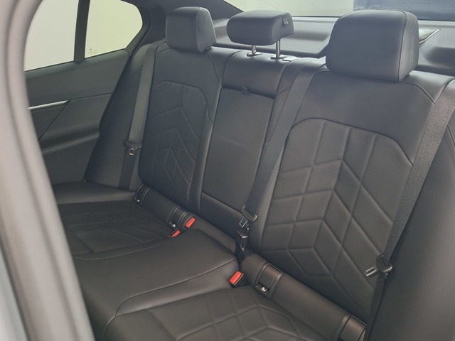 BMW i5 eDrive40 color Gris. Año 2025. 250KW(340CV). Eléctrico. En concesionario Automoviles Bertolin, S.L. de Valencia