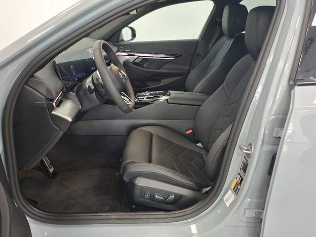 BMW i5 eDrive40 color Gris. Año 2025. 250KW(340CV). Eléctrico. En concesionario Automoviles Bertolin, S.L. de Valencia