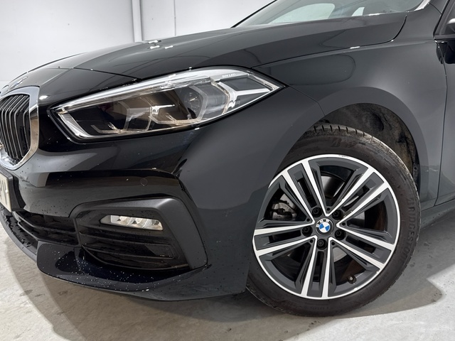 BMW Serie 1 118i color Negro. Año 2021. 103KW(140CV). Gasolina. En concesionario Auto Premier, S.A. - MADRID de Madrid