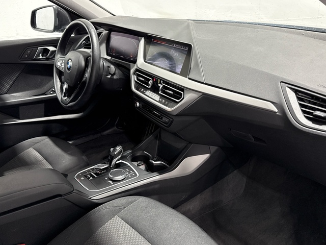 BMW Serie 1 118i color Negro. Año 2021. 103KW(140CV). Gasolina. En concesionario Auto Premier, S.A. - MADRID de Madrid