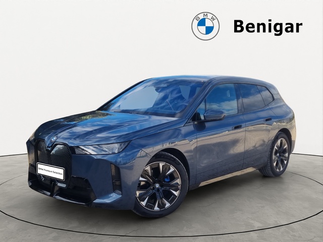 BMW iX xDrive45 color Azul. Año 2025. 300KW(408CV). Eléctrico. En concesionario SAN JUAN Automoviles Fersan S.A. de Alicante