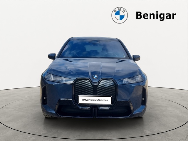 BMW iX xDrive45 color Azul. Año 2025. 300KW(408CV). Eléctrico. En concesionario SAN JUAN Automoviles Fersan S.A. de Alicante