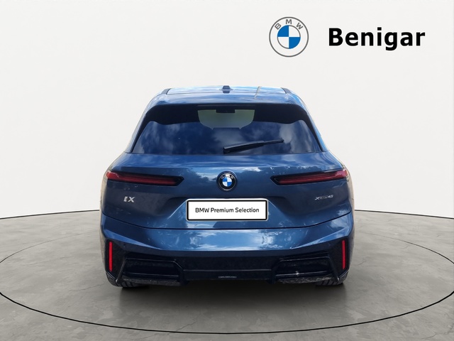 BMW iX xDrive45 color Azul. Año 2025. 300KW(408CV). Eléctrico. En concesionario SAN JUAN Automoviles Fersan S.A. de Alicante