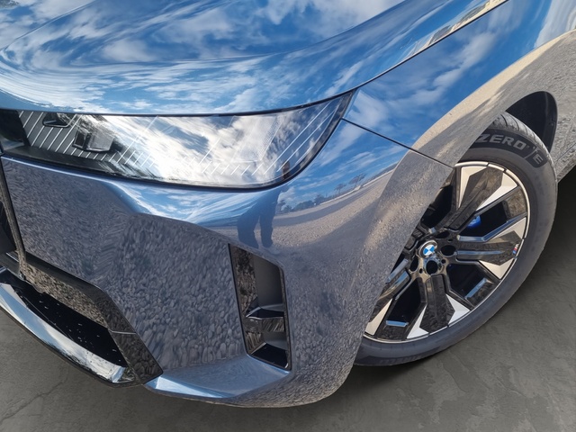 BMW iX xDrive45 color Azul. Año 2025. 300KW(408CV). Eléctrico. En concesionario SAN JUAN Automoviles Fersan S.A. de Alicante