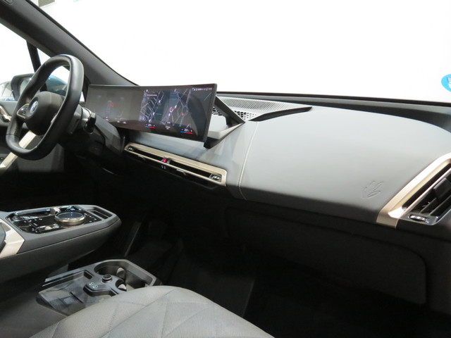 BMW iX xDrive45 color Azul. Año 2025. 300KW(408CV). Eléctrico. En concesionario SAN JUAN Automoviles Fersan S.A. de Alicante