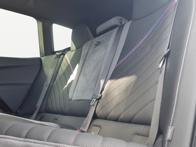 BMW iX xDrive45 color Azul. Año 2025. 300KW(408CV). Eléctrico. En concesionario SAN JUAN Automoviles Fersan S.A. de Alicante