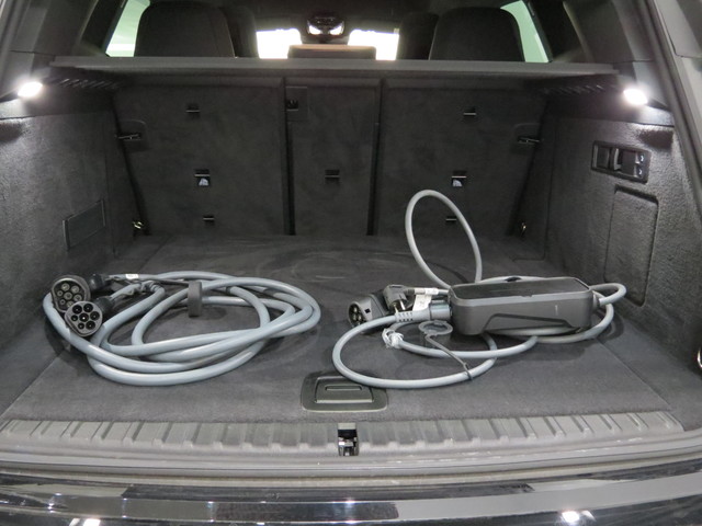 BMW iX xDrive45 color Azul. Año 2025. 300KW(408CV). Eléctrico. En concesionario SAN JUAN Automoviles Fersan S.A. de Alicante