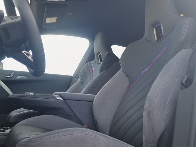 BMW iX xDrive45 color Azul. Año 2025. 300KW(408CV). Eléctrico. En concesionario SAN JUAN Automoviles Fersan S.A. de Alicante