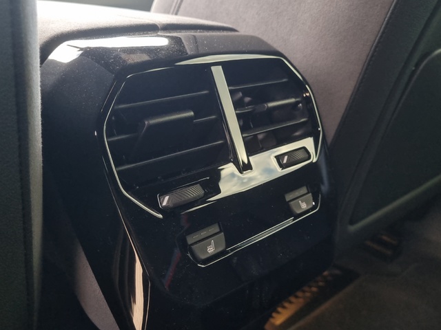 BMW iX xDrive45 color Azul. Año 2025. 300KW(408CV). Eléctrico. En concesionario SAN JUAN Automoviles Fersan S.A. de Alicante