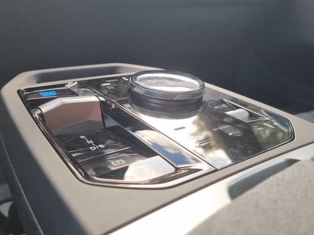 BMW iX xDrive45 color Azul. Año 2025. 300KW(408CV). Eléctrico. En concesionario SAN JUAN Automoviles Fersan S.A. de Alicante