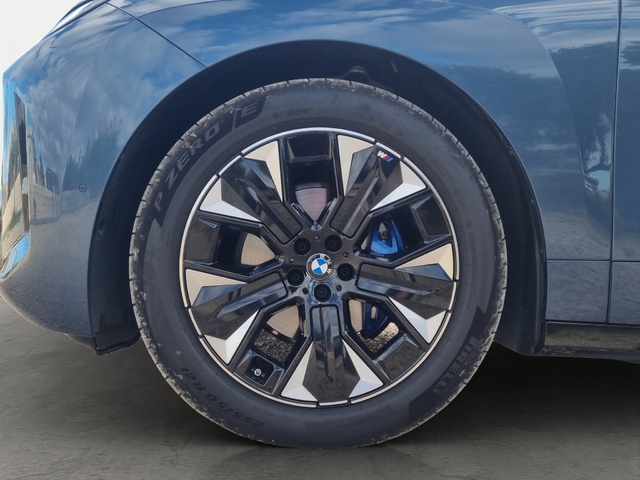 BMW iX xDrive45 color Azul. Año 2025. 300KW(408CV). Eléctrico. En concesionario SAN JUAN Automoviles Fersan S.A. de Alicante