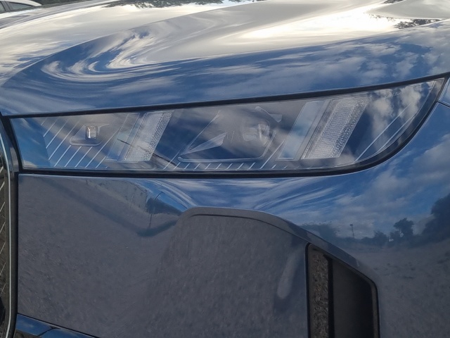 BMW iX xDrive45 color Azul. Año 2025. 300KW(408CV). Eléctrico. En concesionario SAN JUAN Automoviles Fersan S.A. de Alicante