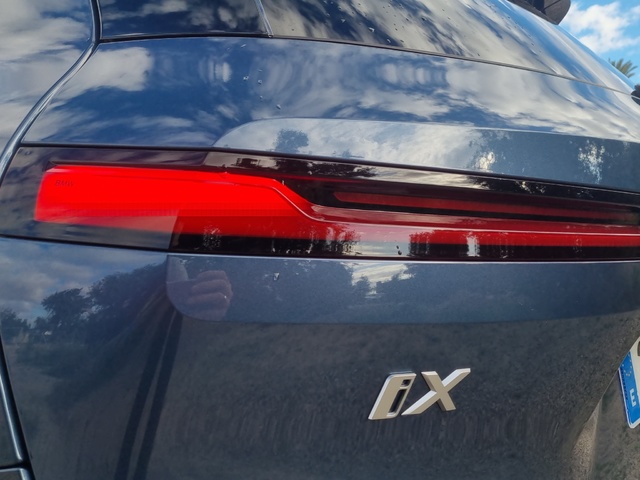 BMW iX xDrive45 color Azul. Año 2025. 300KW(408CV). Eléctrico. En concesionario SAN JUAN Automoviles Fersan S.A. de Alicante