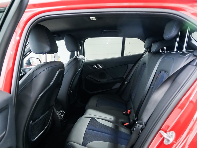 BMW Serie 1 118d color Rojo. Año 2024. 110KW(150CV). Diésel. En concesionario Oliva Motor Tarragona de Tarragona