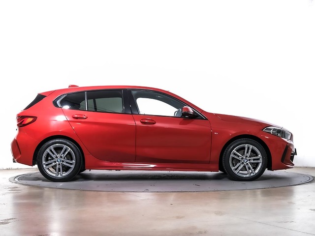 BMW Serie 1 118d color Rojo. Año 2024. 110KW(150CV). Diésel. En concesionario Oliva Motor Tarragona de Tarragona