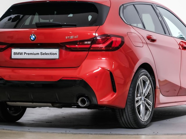 BMW Serie 1 118d color Rojo. Año 2024. 110KW(150CV). Diésel. En concesionario Oliva Motor Tarragona de Tarragona