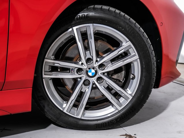 BMW Serie 1 118d color Rojo. Año 2024. 110KW(150CV). Diésel. En concesionario Oliva Motor Tarragona de Tarragona