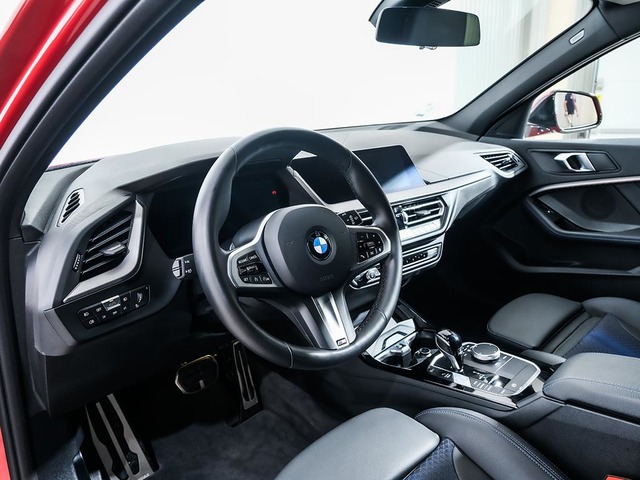 BMW Serie 1 118d color Rojo. Año 2024. 110KW(150CV). Diésel. En concesionario Oliva Motor Tarragona de Tarragona