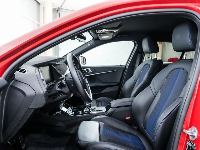 BMW Serie 1 118d color Rojo. Año 2024. 110KW(150CV). Diésel. En concesionario Oliva Motor Tarragona de Tarragona