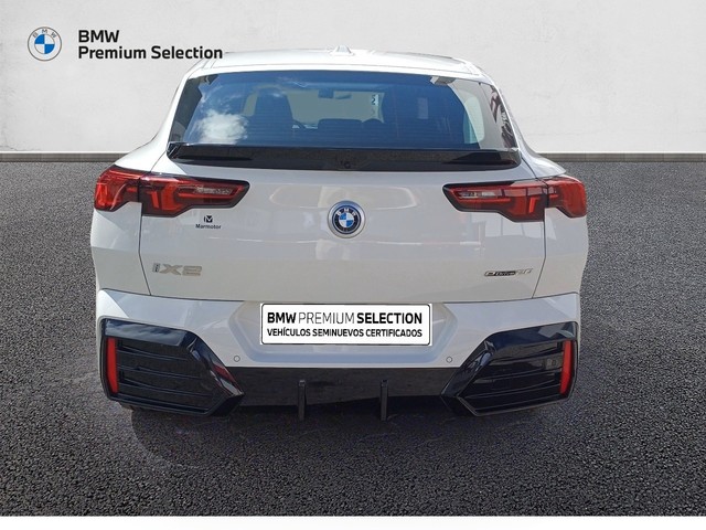 BMW iX2 eDrive20 color Blanco. Año 2025. 150KW(204CV). Eléctrico. En concesionario Marmotor de Las Palmas
