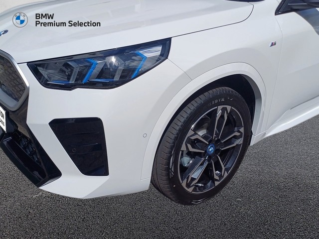 BMW iX2 eDrive20 color Blanco. Año 2025. 150KW(204CV). Eléctrico. En concesionario Marmotor de Las Palmas