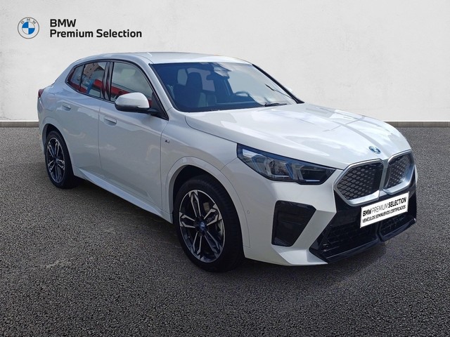 BMW iX2 eDrive20 color Blanco. Año 2025. 150KW(204CV). Eléctrico. En concesionario Marmotor de Las Palmas