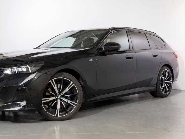 BMW Serie 5 520d Touring color Negro. Año 2024. 145KW(197CV). Diésel. En concesionario Oliva Motor Girona de Girona