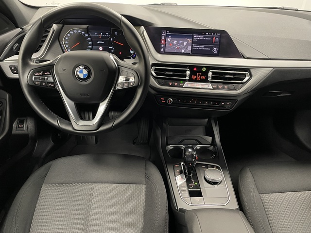 BMW Serie 1 118d color Blanco. Año 2021. 110KW(150CV). Diésel. En concesionario Maberauto de Castellón