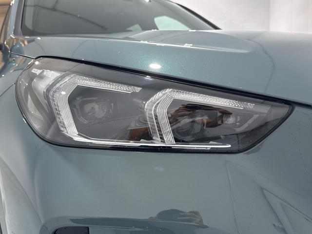 BMW iX1 xDrive30 color Verde. Año 2025. 230KW(313CV). Eléctrico. En concesionario Auto Premier, S.A. - MADRID de Madrid