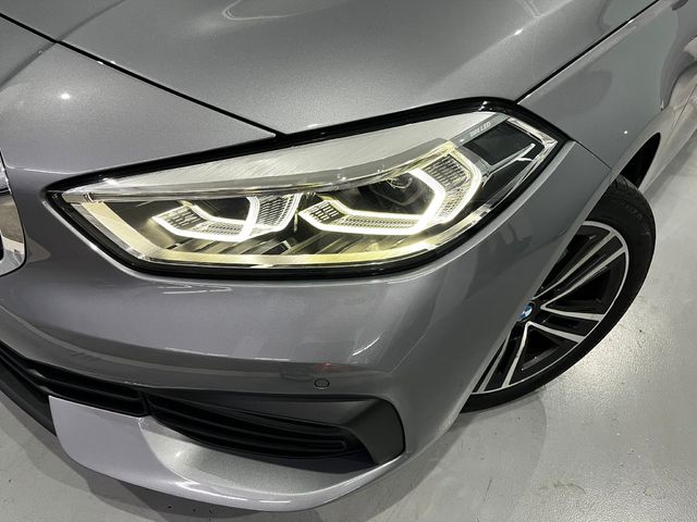 BMW Serie 1 118d color Gris. Año 2022. 110KW(150CV). Diésel. En concesionario Unicars Ponent de Lleida
