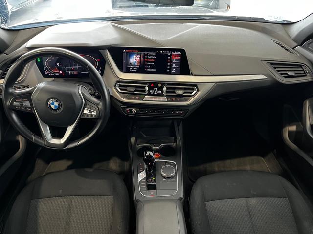 BMW Serie 1 118d color Gris. Año 2022. 110KW(150CV). Diésel. En concesionario Unicars Ponent de Lleida