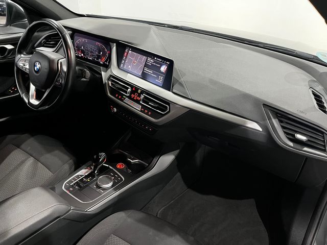 BMW Serie 1 118d color Gris. Año 2022. 110KW(150CV). Diésel. En concesionario Unicars Ponent de Lleida