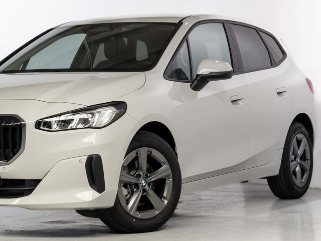 BMW Serie 2 218d Active Tourer color Blanco. Año 2025. 110KW(150CV). Diésel. En concesionario Oliva Motor Girona de Girona