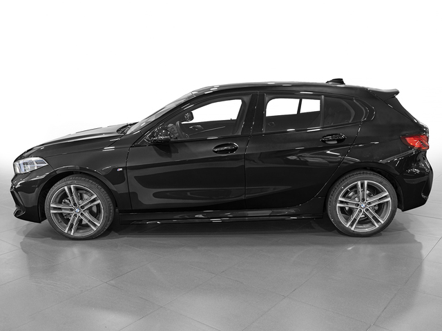 BMW Serie 1 118i color Negro. Año 2024. 103KW(140CV). Gasolina. En concesionario Caetano Cuzco, Alcalá de Madrid