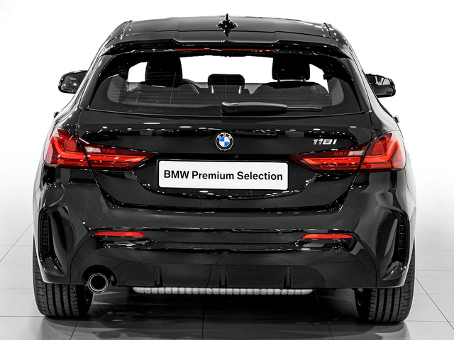 BMW Serie 1 118i color Negro. Año 2024. 103KW(140CV). Gasolina. En concesionario Caetano Cuzco, Alcalá de Madrid